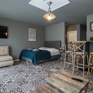 The Liv. - Station Apartamento